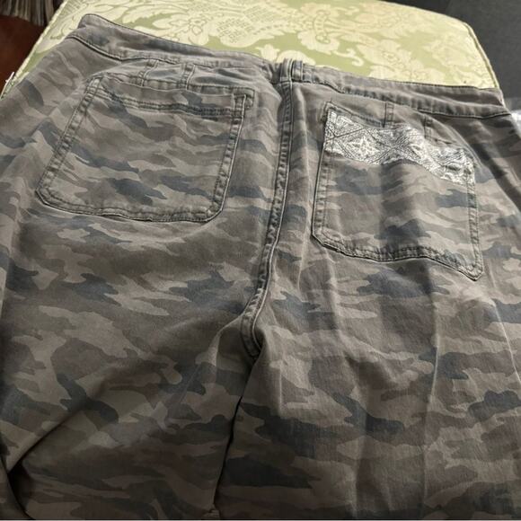 Anthropologie Camo Cropped Cargo Pants Embroidered Detail, Size 16W, New w/ Tag - Picture 10 of 10